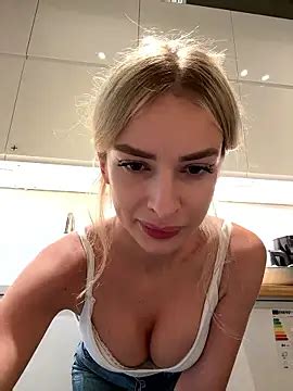 Evieevans Fully Nude Stripping On Cam For Online Porn Video Show