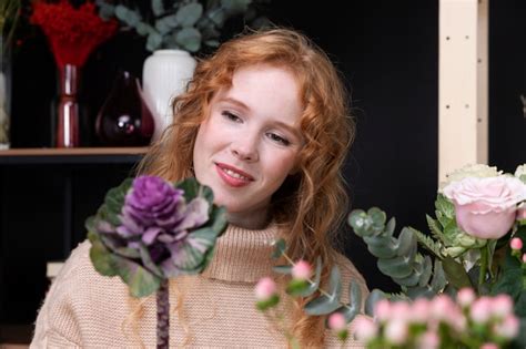 Free Photo Medium Shot Smiley Woman Holding Flower