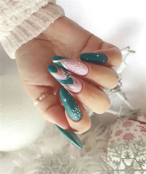 Quick And Easy Christmas Nail Art 10 Tutorials And Ideas For A