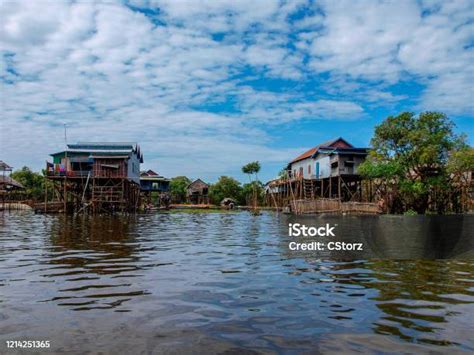 Rumah Terapung Tradisional Di Danau Tonle Sap Kamboja Foto Stok Unduh