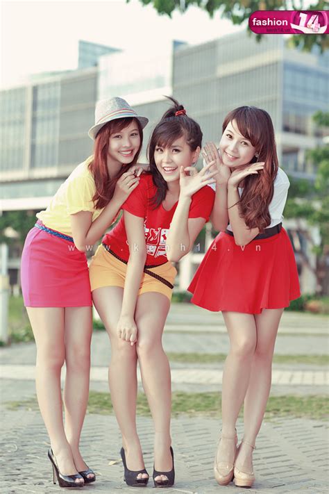 Diện đồng phục chuẩn như bộ ba hot girl