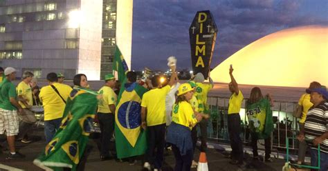 G1 Grupo faz ato pró impeachment em frente ao Congresso em Brasília