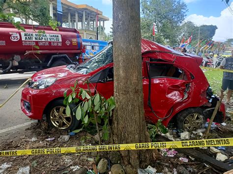 Lambung Mobil Depan Brio Tabrak Pohon Meninggal Orang Luka Parah