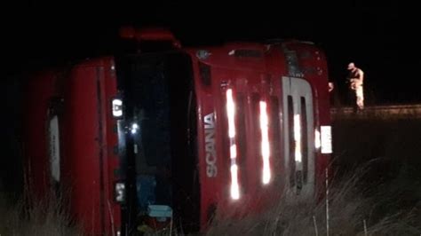 RUTA 152 Volcó un camión cargado de frutas En Boca de Todos HD