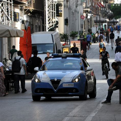 Palermo Via Maqueda Spaccano La Vetrina E Fuggono Col Registratore Di