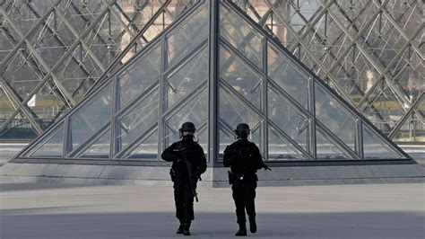 Francia En Alerta Evacuaron El Museo Del Louvre Por Amenazas De Un