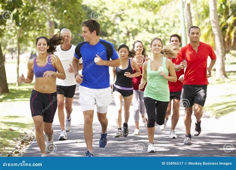 Grupo De Corredores Que Movimentam Se Através Do Parque Imagem De Stock