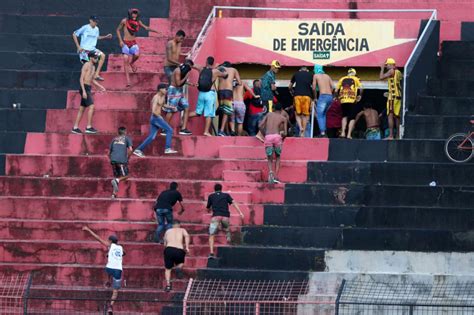 Veja O Momento Em Que Torcida Do Sport Invade Rea Destinada Aos