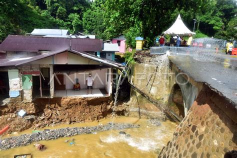 BENCANA LONGSOR DI KOTA AMBON ANTARA Foto