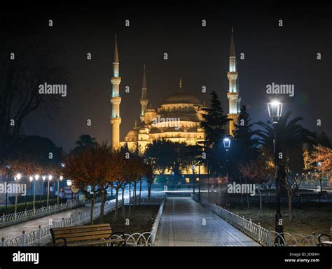 Blue Mosque at night in Istanbul Stock Photo - Alamy