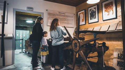 En famille au musée Tampons et pattes de mouche