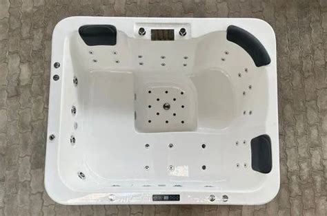 White Acrylic Jacuzzi Spa Bathtub For Home 6 0 5 0 At Rs 100000 In Ghaziabad