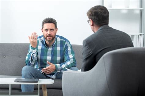 Crise De Homem De Meia Idade Resolvendo Problema Psicologia Conceito De