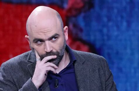 Roberto Saviano Distrutto E In Lacrime Lultimo Saluto Tra I