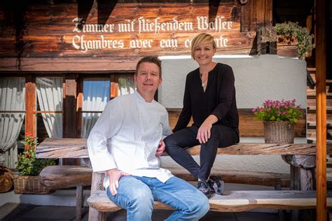 Servicemitarbeiter in Feutersoey Gstaad bei Restaurant Rössli in