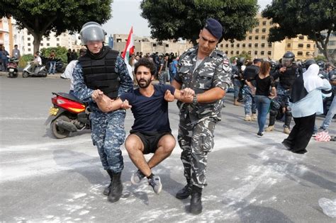 لبنان مظاهرات وقطع طرق احتجاجا على الأوضاع المعيشية