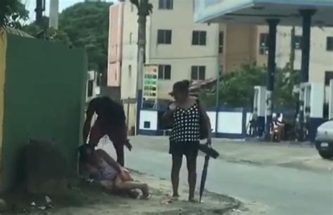 Vídeo mostra homem agredindo mulher em avenida movimentada de Ilhéus