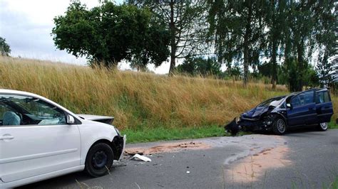 Autos stoßen in Speele frontal zusammen