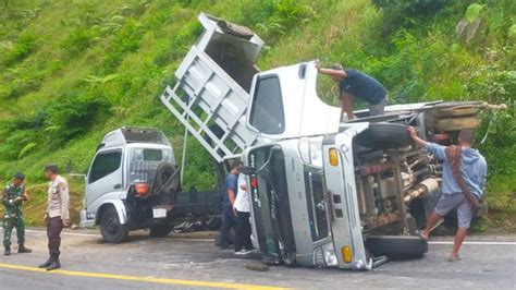 Tak Kuat Menanjak Truk Bawa Ton Pupuk Mundur Dan Terguling Di