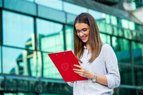 Mujer De Negocios Hermosa Feliz Con Portapapeles Retrato De Mujer De