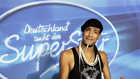 Dsds Star Mark Medlock Fotos Zeigen Ihn Mit Brille Bei Neuer Berufung