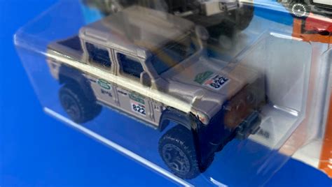 Hot Wheels Land Rover Defender Double Cab Hot Trucks Fjv Tan