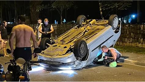 Peugeot Bate Em Carro Estacionado E Capota Em Avenida Na Regi O Central