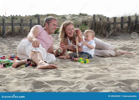 Jeune Famille Heureux Sur La Plage Photo Stock Image Du Rire