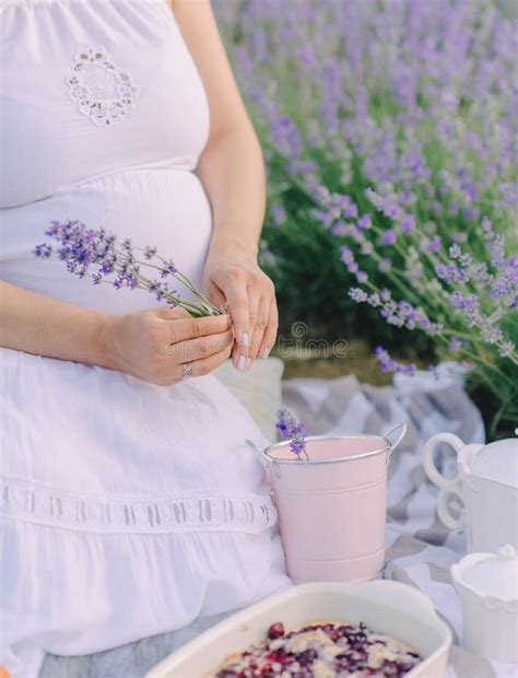 La Fille Enceinte Sur La Rive Du Fleuve Image Stock Image Du