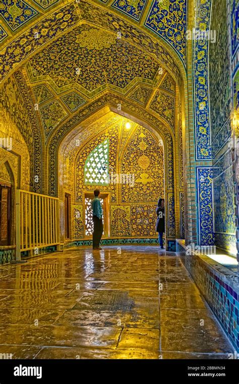 Sheikh Lotfollah Mosque interior Stock Photo - Alamy