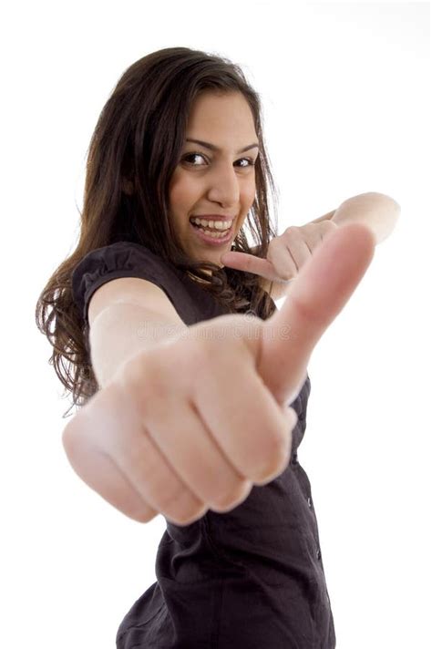 Mujer Joven Sonriente Que Muestra El Pulgar Para Arriba Foto De Archivo