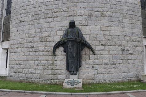 Defensores Monumento A Los