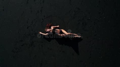 Vista AÃrea De Una Bella Mujer Sensual En Bikini Posando En La Playa De Arena Negra Y Brillante