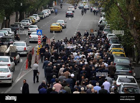 T H Ran Iran Octobre Des Iraniens En Deuil Assistent Une