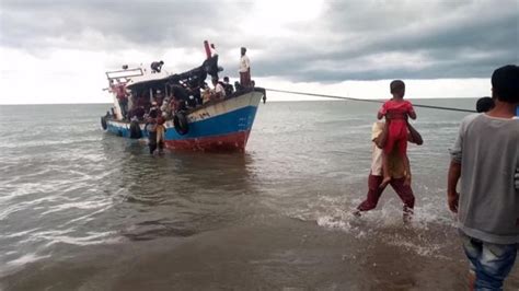 Rohingya 94 Pengungsi Yang Terombang Ambing Di Laut Dibawa Ke Daratan