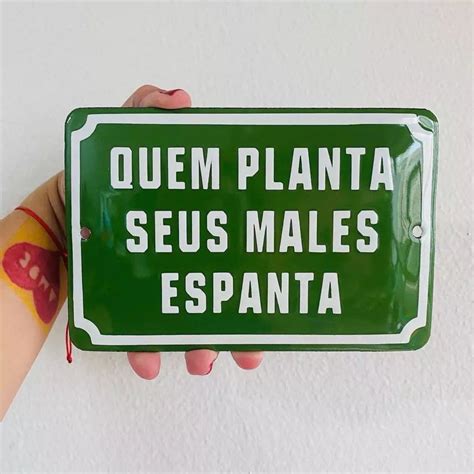 Placa Esmaltada Quem Planta Seus Males Espanta Elo