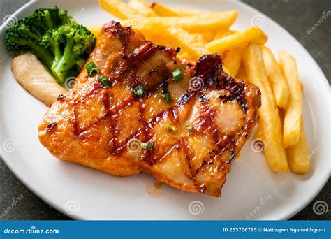 Bistec De Pollo A La Parrilla Con Patatas Fritas O Patatas Fritas