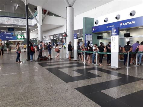 Passageiros Enfrentam Fila No Aeroporto De Manaus Para Adiar Viagens