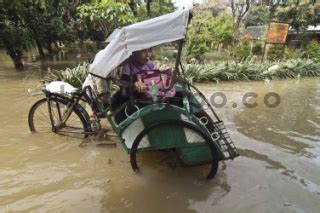 Banjir Merendam Perumahan Bumi Nasio Indah Di Jatiasih Datatempo