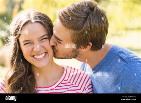 Cute Couple Kissing Banque De Photographies Et Dimages à Haute