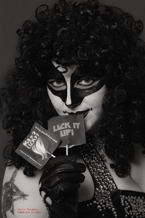 Zinta Hot Kiss Wallpaper