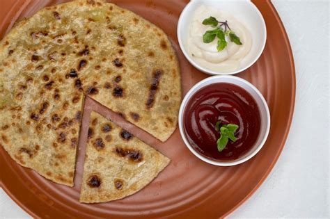 Comida Tradicional India Aloo Paratha O Pan Plano Relleno De Patata