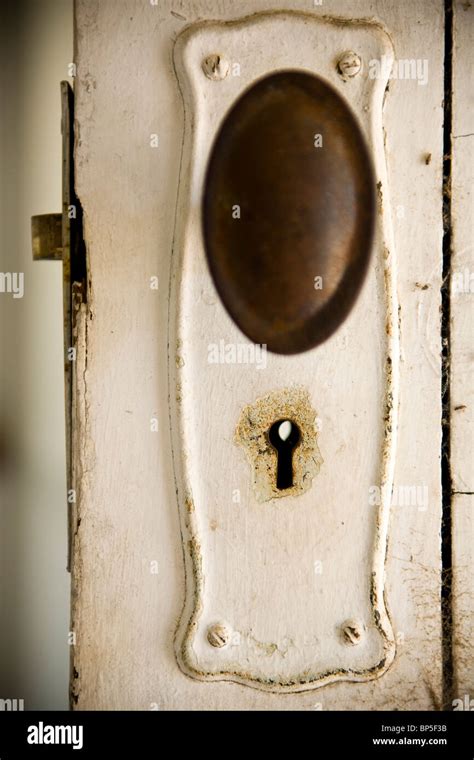 Old Fashioned Keyhole On A Classic Timber Door Stock Photo Alamy