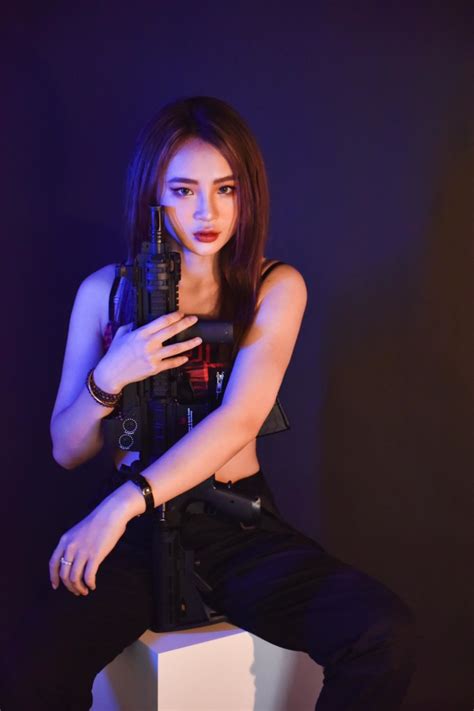 Hút mắt với thần thái cực đỉnh của Trà My hot girl X vạn người mê SaoStyle