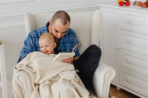 6 Manfaat Membacakan Buku Pada Bayi