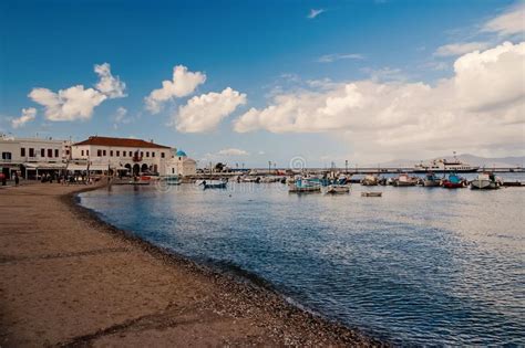 Plage De Village De P Che Dans Mykonos Gr Ce Mer Et Bateaux Sur Le