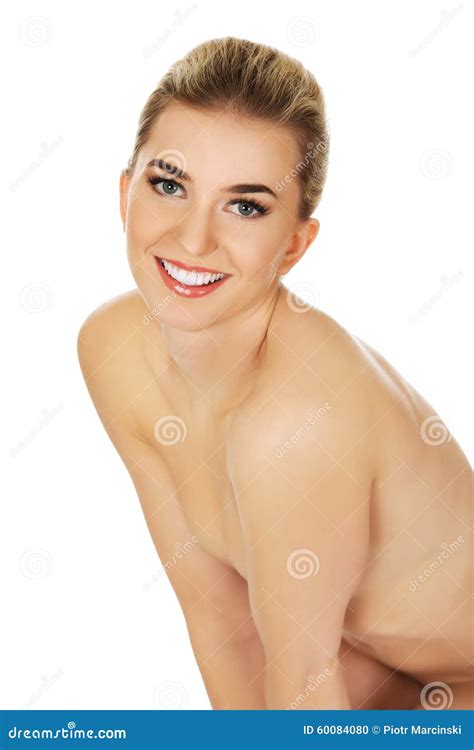 Femme Nue De Sourire De Jeunes S Asseyant Sur Le Plancher Photo Stock