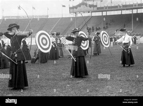 Lady Archers In Competition 1908 London Olympic Games Hi Res Stock