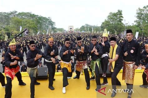 Gubernur Kalsel Pimpin Pemecahan Rekor MURI 10 000 Pesilat Bergerak