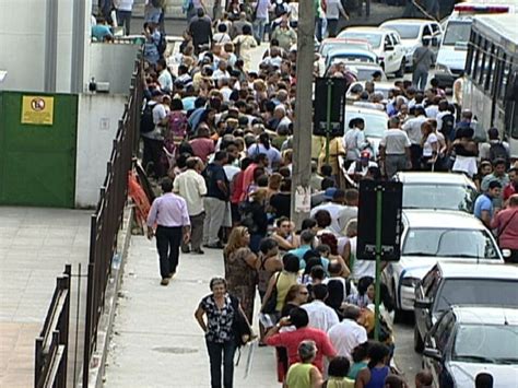 Vídeo Centenas de pessoas passam noite na fila para tentar marcar